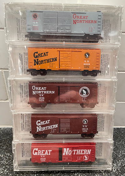 Great Northern w/gray car